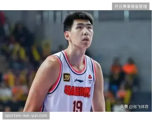 广州队凭借赛季末段的进攻调整惊险晋级,内线核心徐昕在季后赛中直面旧主广东队 广州队凭借赛季末段的进攻调整惊险晋级,内线核心徐昕在季后赛中直面旧主广东队